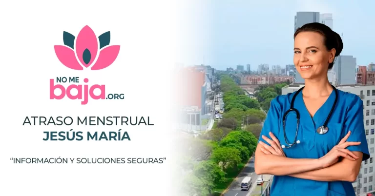 Doctora sonriendo frente a un fondo de Jesús María con logo nomebaja ORG y texto “Atraso Menstrual Jesús María”
